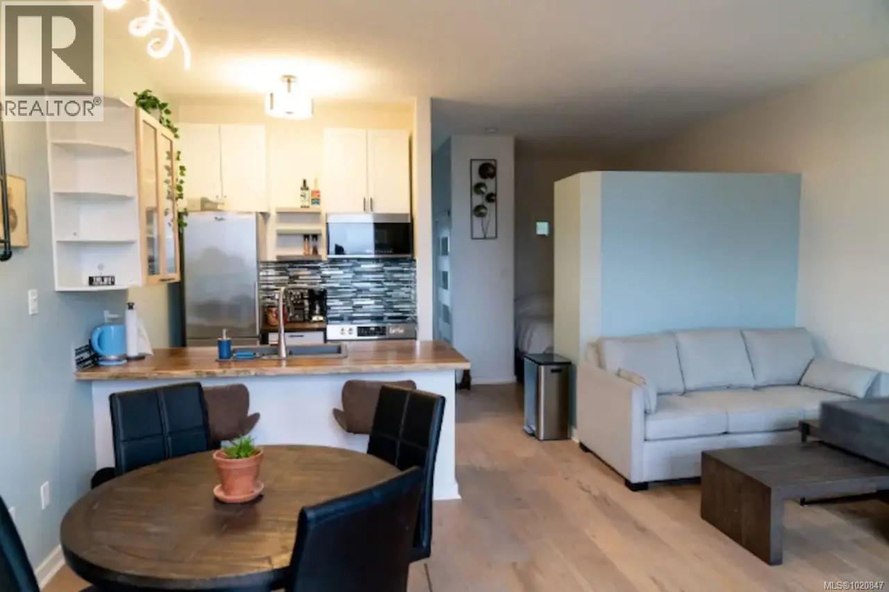 208 230 Main St, Tofino