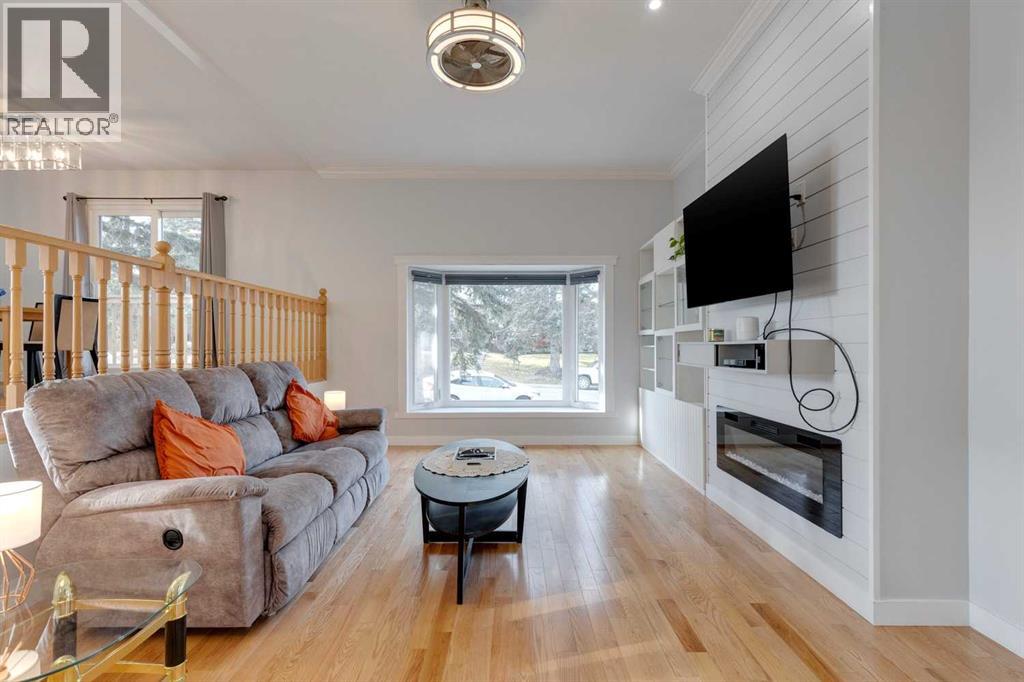 Single Family House 3 Level for Sale in  Bermuda Place NW Beddington Heights Calgary 