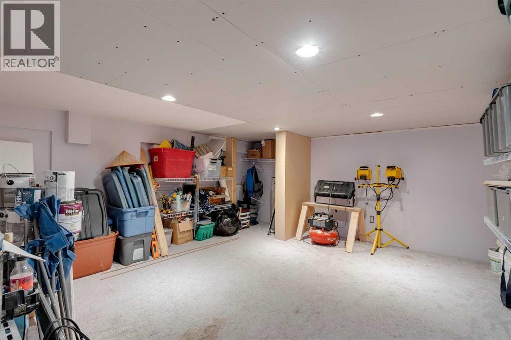 Single Family House 3 Level for Sale in  Bermuda Place NW Beddington Heights Calgary 