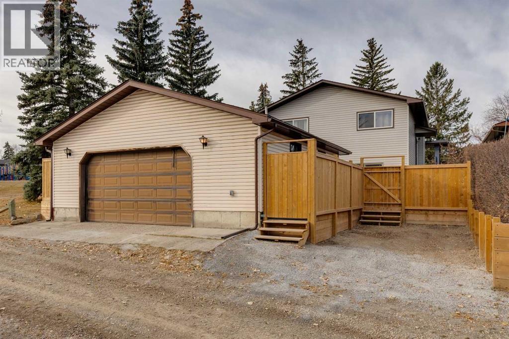 Single Family House 3 Level for Sale in  Bermuda Place NW Beddington Heights Calgary 