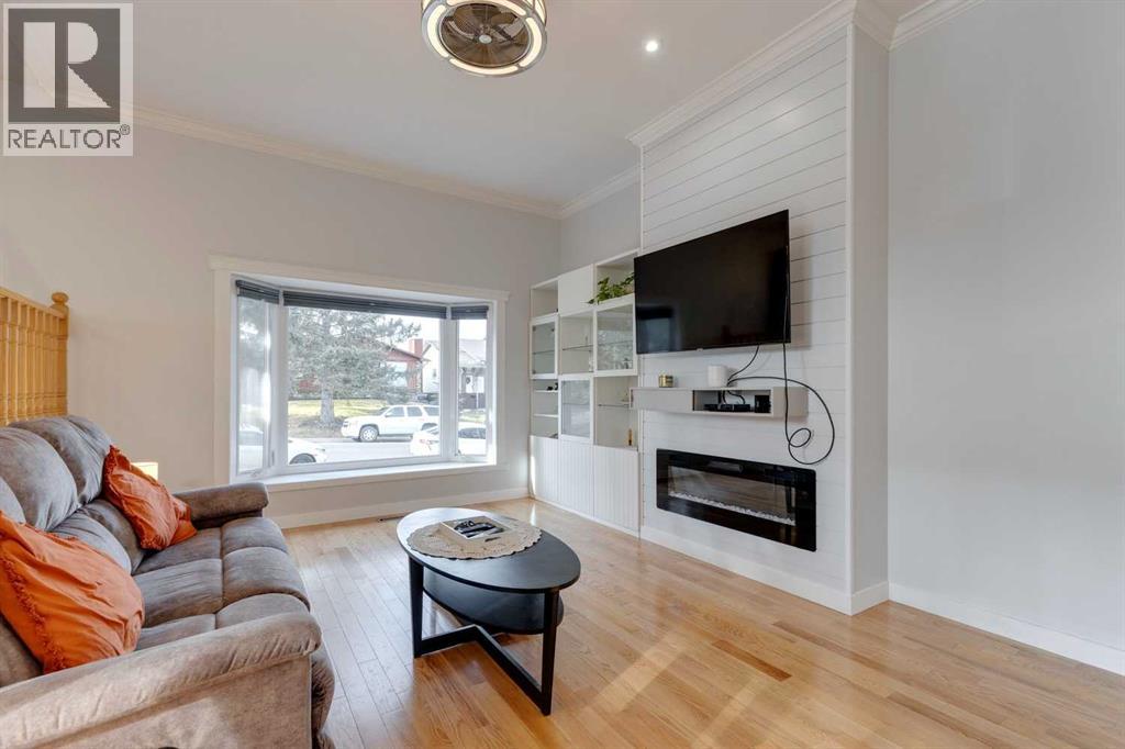 Single Family House 3 Level for Sale in  Bermuda Place NW Beddington Heights Calgary 