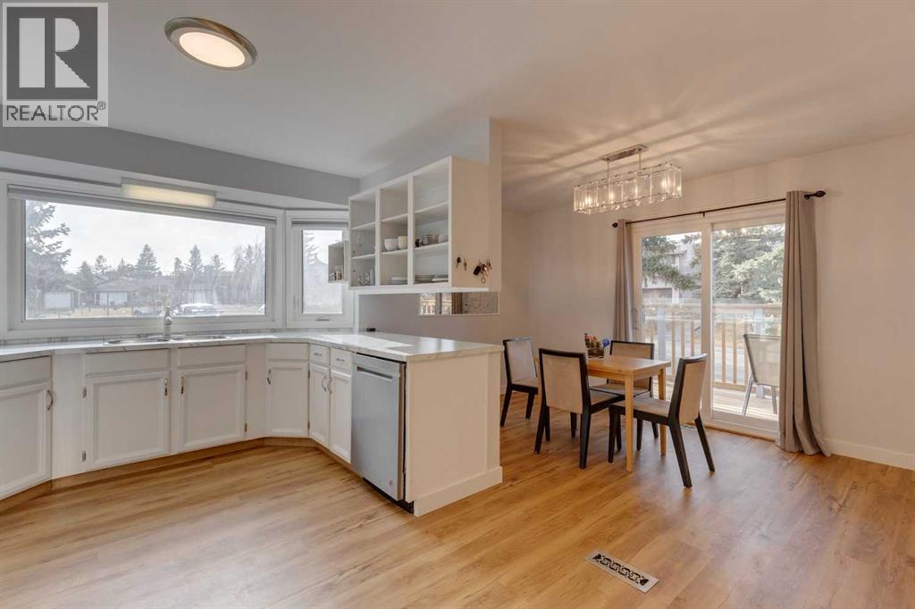 Single Family House 3 Level for Sale in  Bermuda Place NW Beddington Heights Calgary 