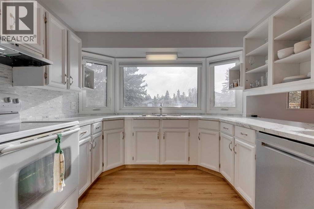 Single Family House 3 Level for Sale in  Bermuda Place NW Beddington Heights Calgary 