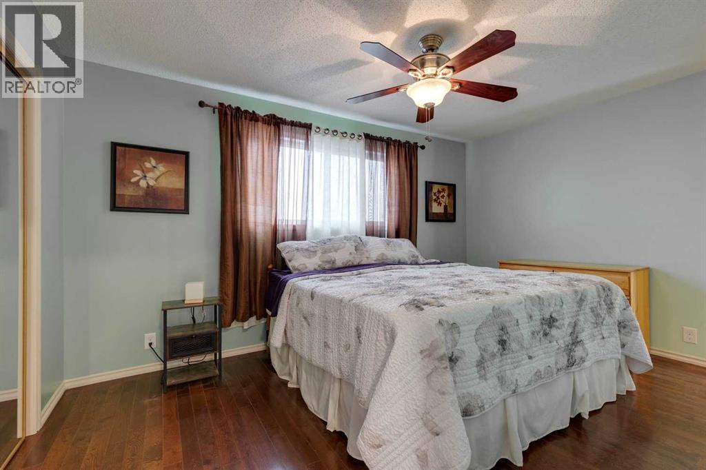 Single Family House 3 Level for Sale in  Bermuda Place NW Beddington Heights Calgary 