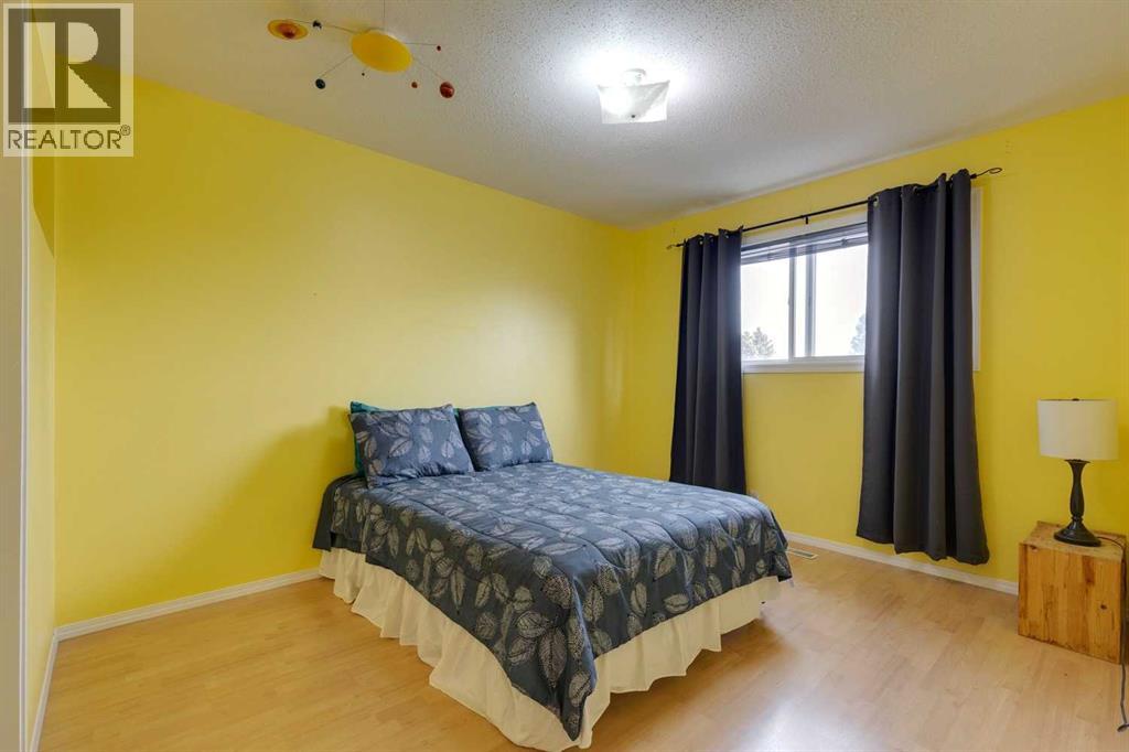 Single Family House 3 Level for Sale in  Bermuda Place NW Beddington Heights Calgary 