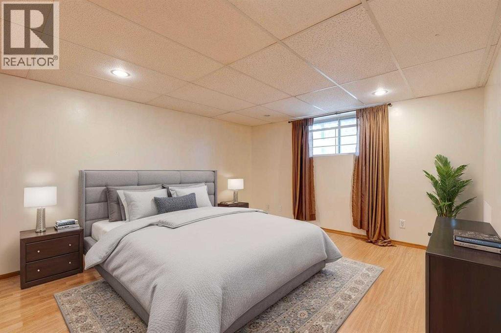 Single Family House 3 Level for Sale in  Bermuda Place NW Beddington Heights Calgary 