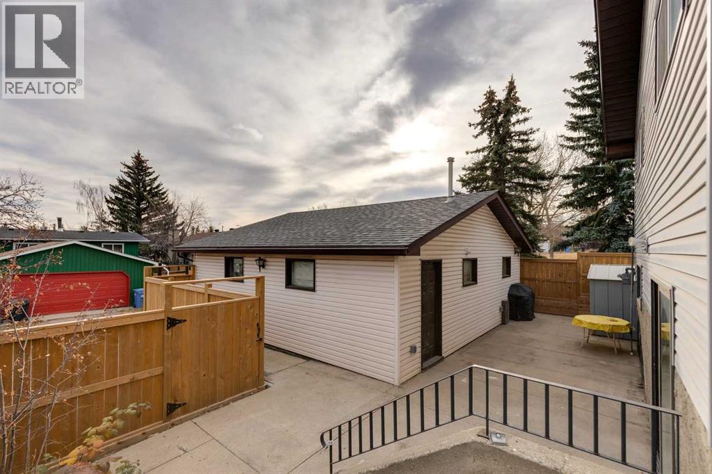 Single Family House 3 Level for Sale in  Bermuda Place NW Beddington Heights Calgary 