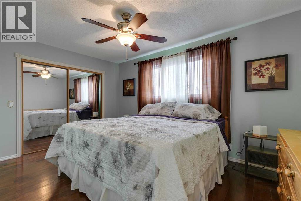 Single Family House 3 Level for Sale in  Bermuda Place NW Beddington Heights Calgary 