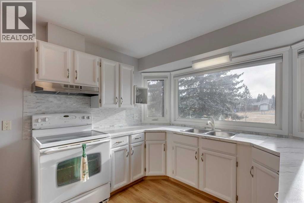 Single Family House 3 Level for Sale in  Bermuda Place NW Beddington Heights Calgary 