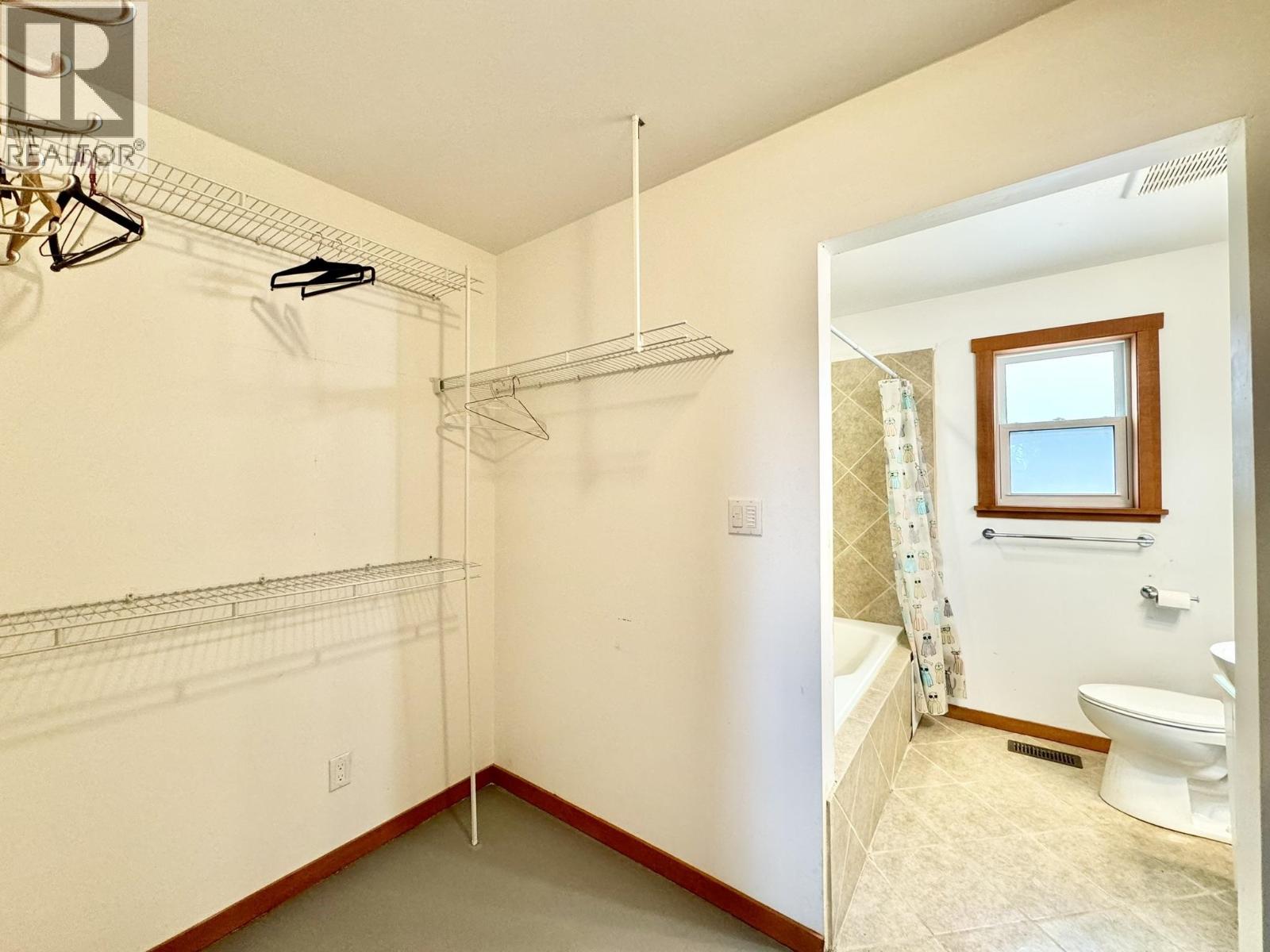 6352 WOLFE ROAD, Horse Lake