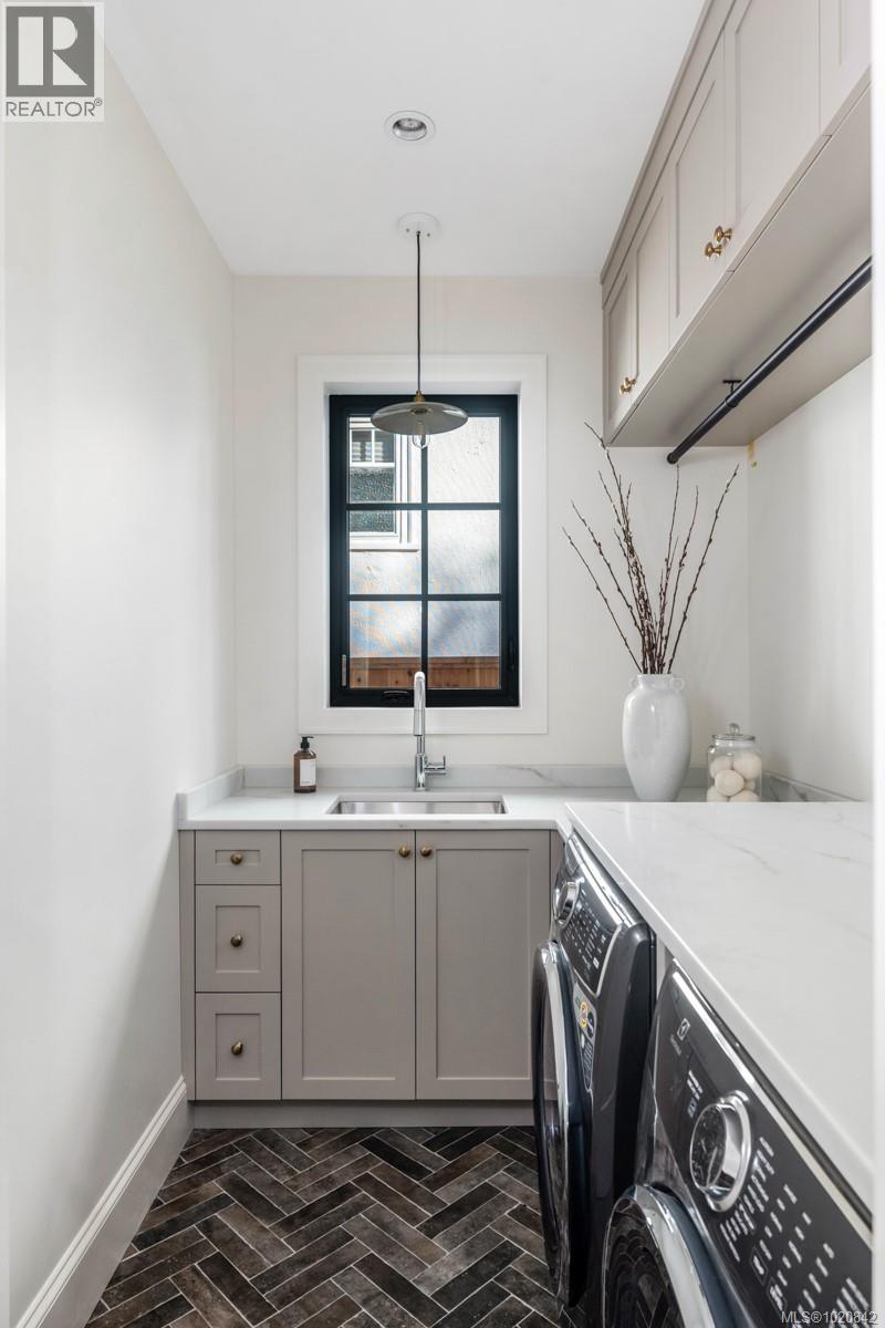  2189 BeaverBrooke Street, Oak Bay