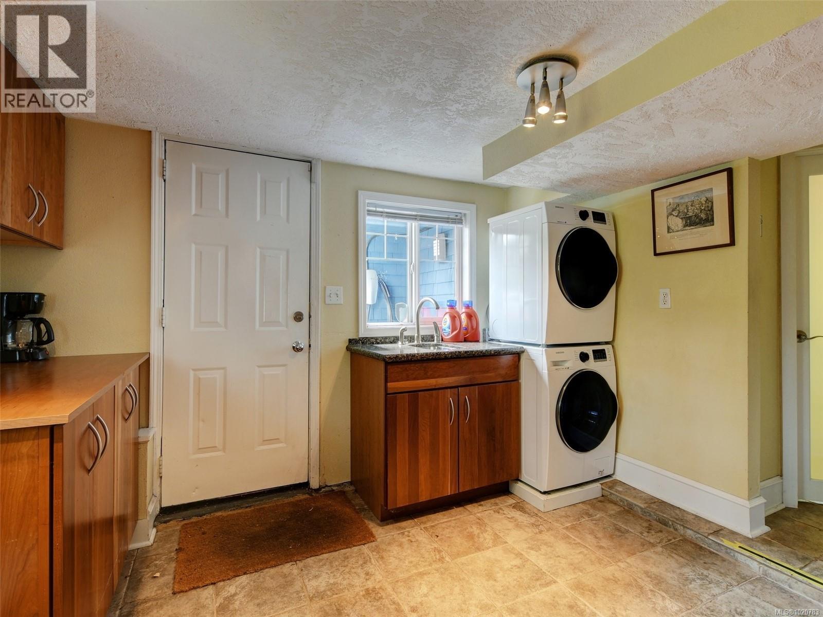 2723 Mt. Stephen Ave, Victoria