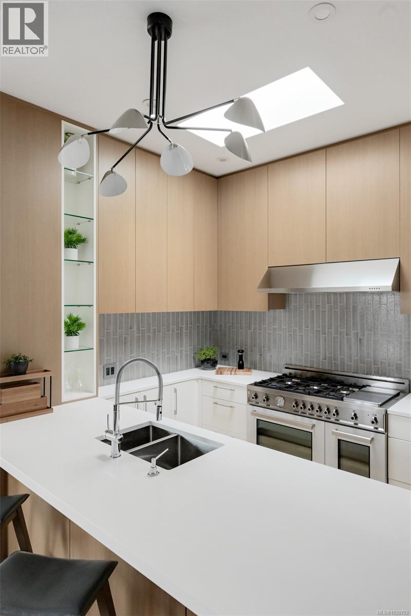 PH5 2285 Bowker Avenue, Oak Bay