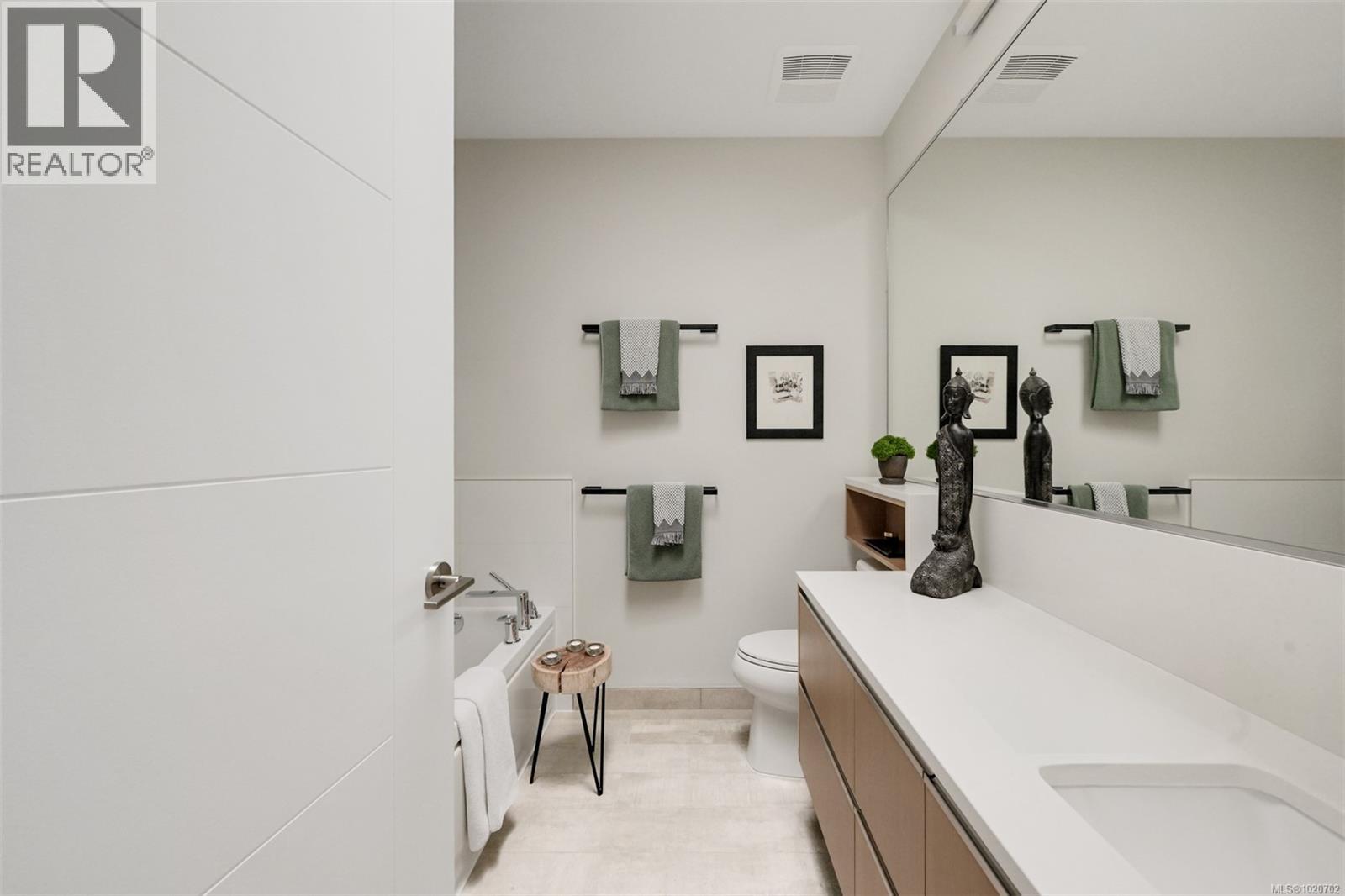 PH5 2285 Bowker Avenue, Oak Bay