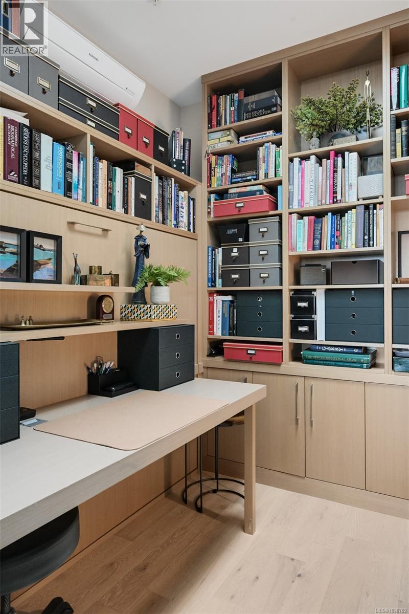 PH5 2285 Bowker Avenue, Oak Bay