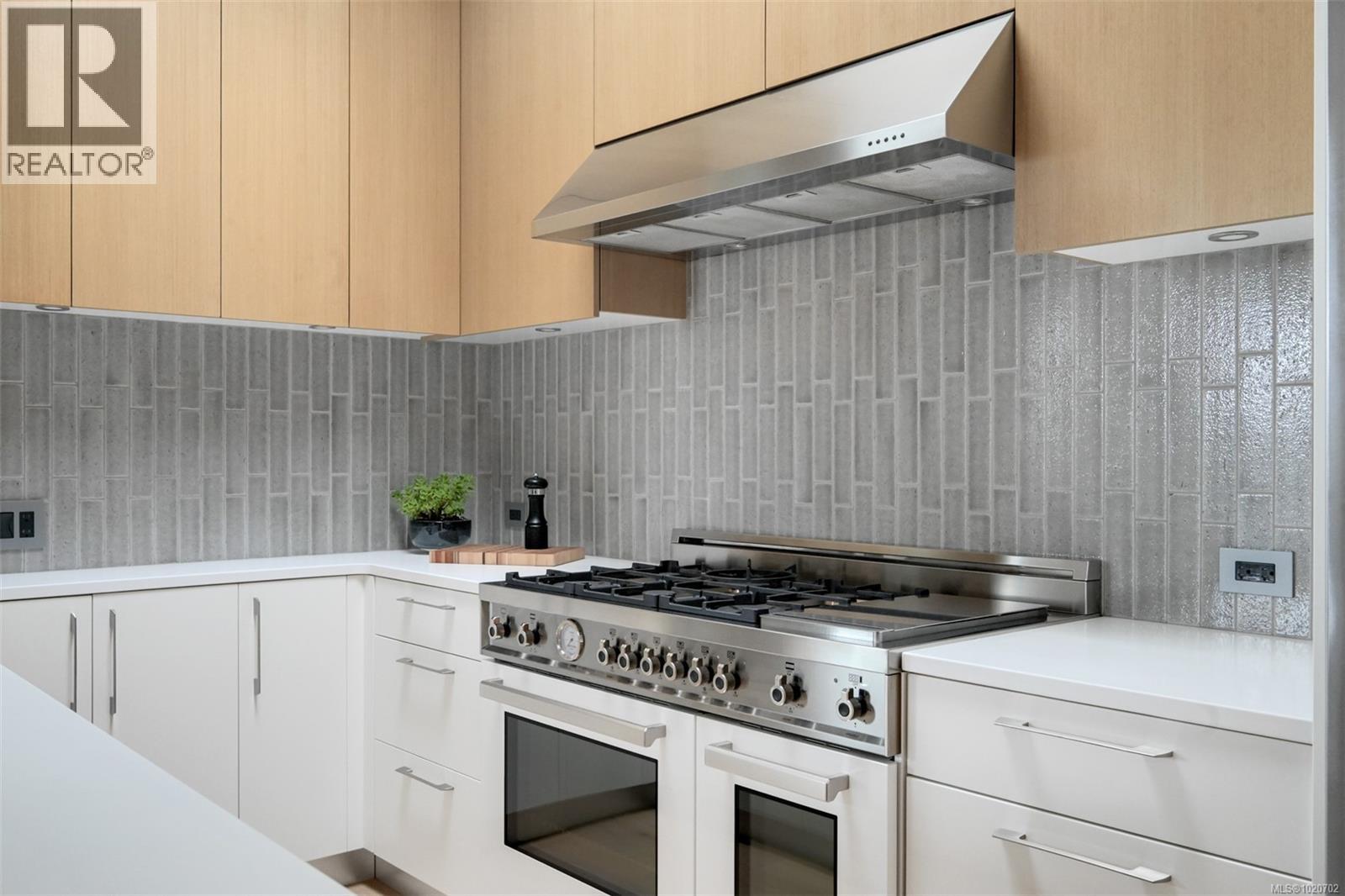 PH5 2285 Bowker Avenue, Oak Bay