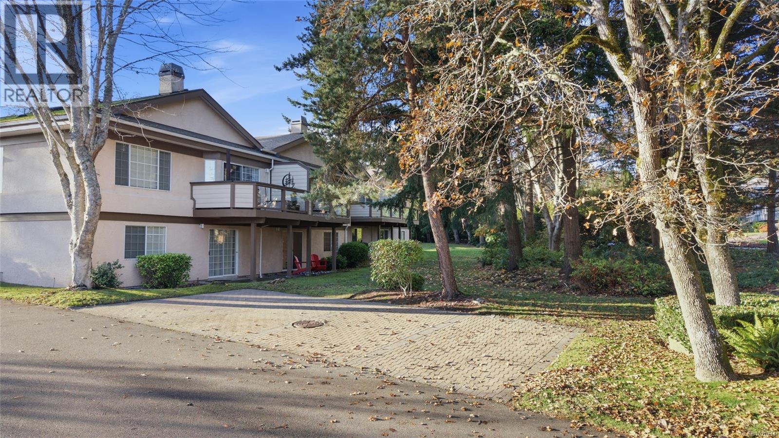 63 901 Kentwood Lane, Saanich