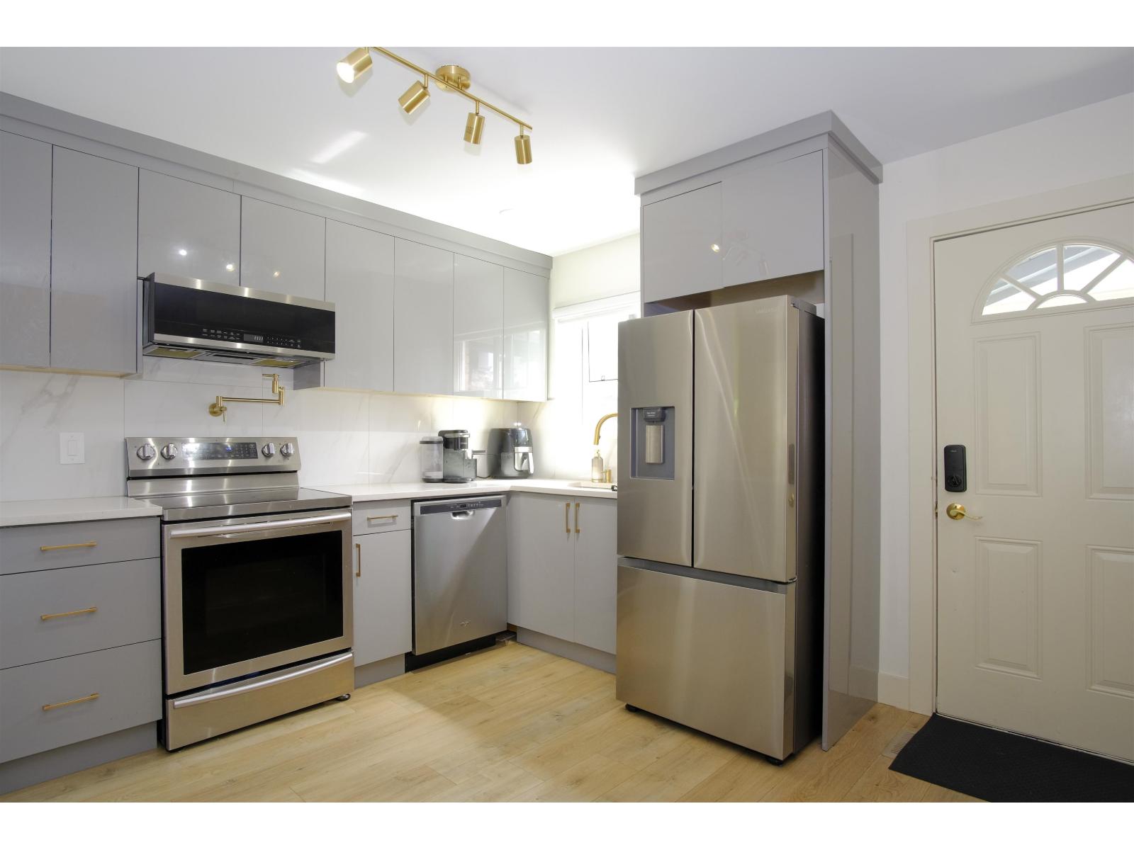 10 10736 GUILDFORD DRIVE, Surrey