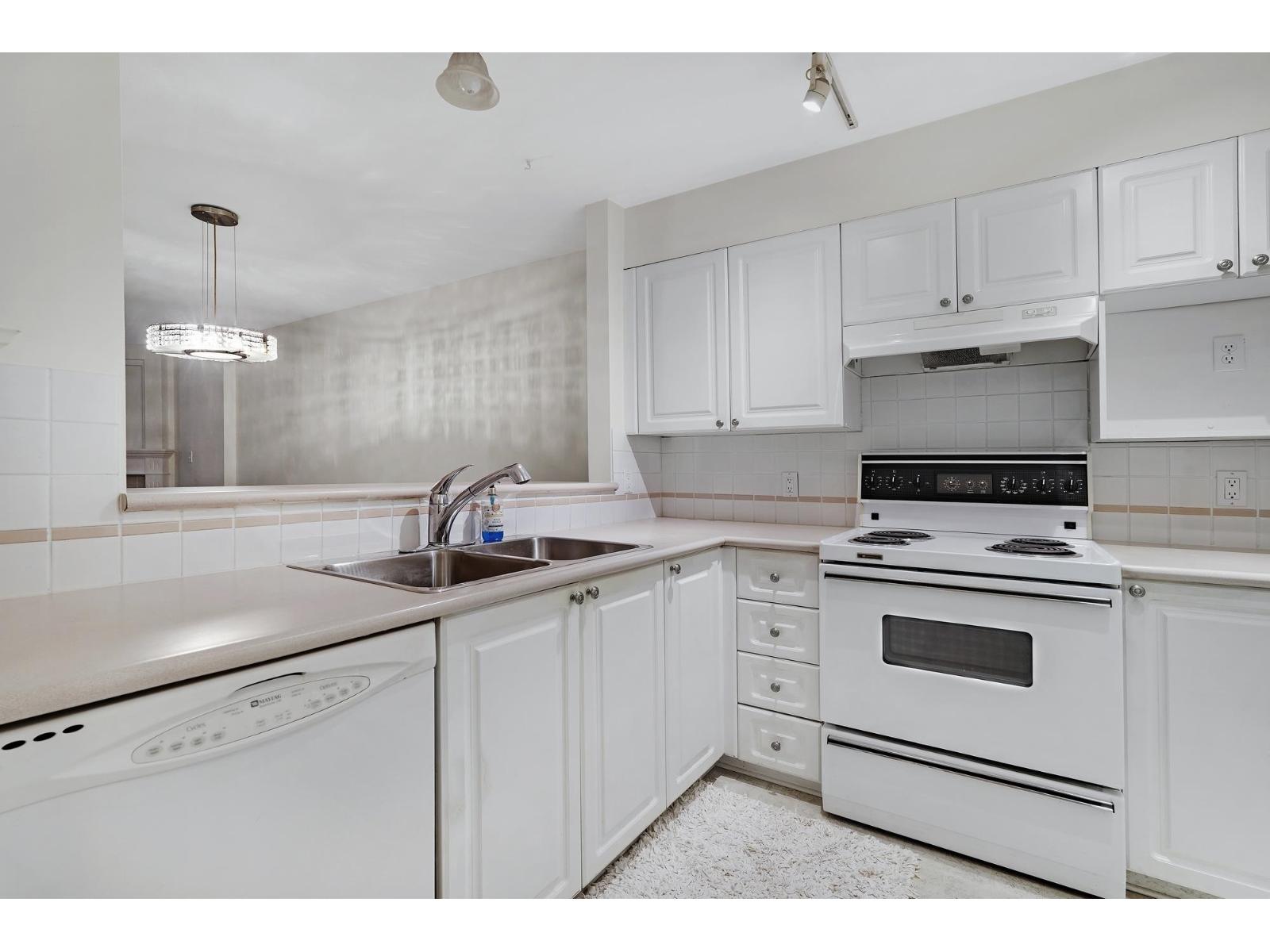 213 1575 BEST STREET, White Rock