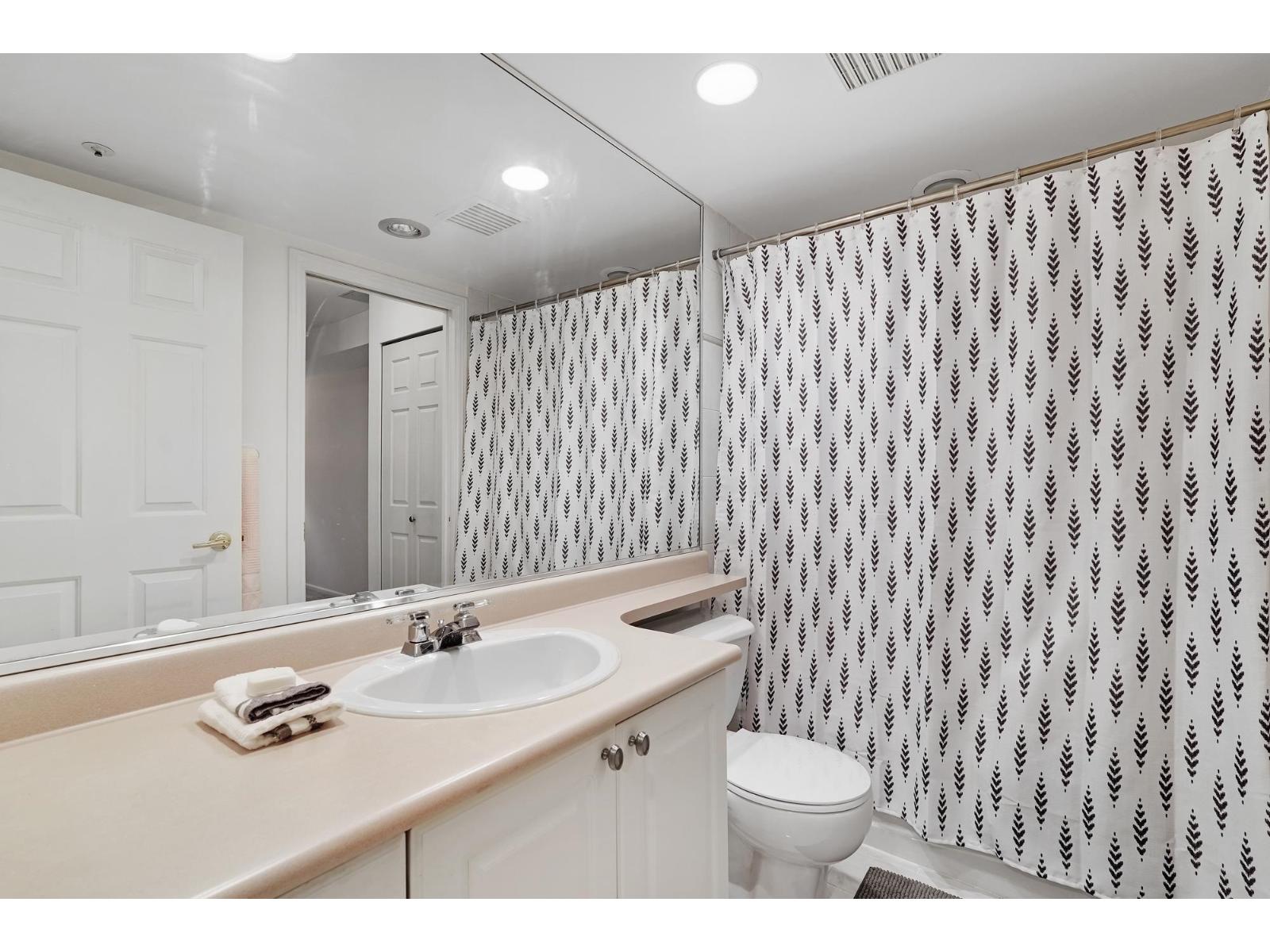 213 1575 BEST STREET, White Rock