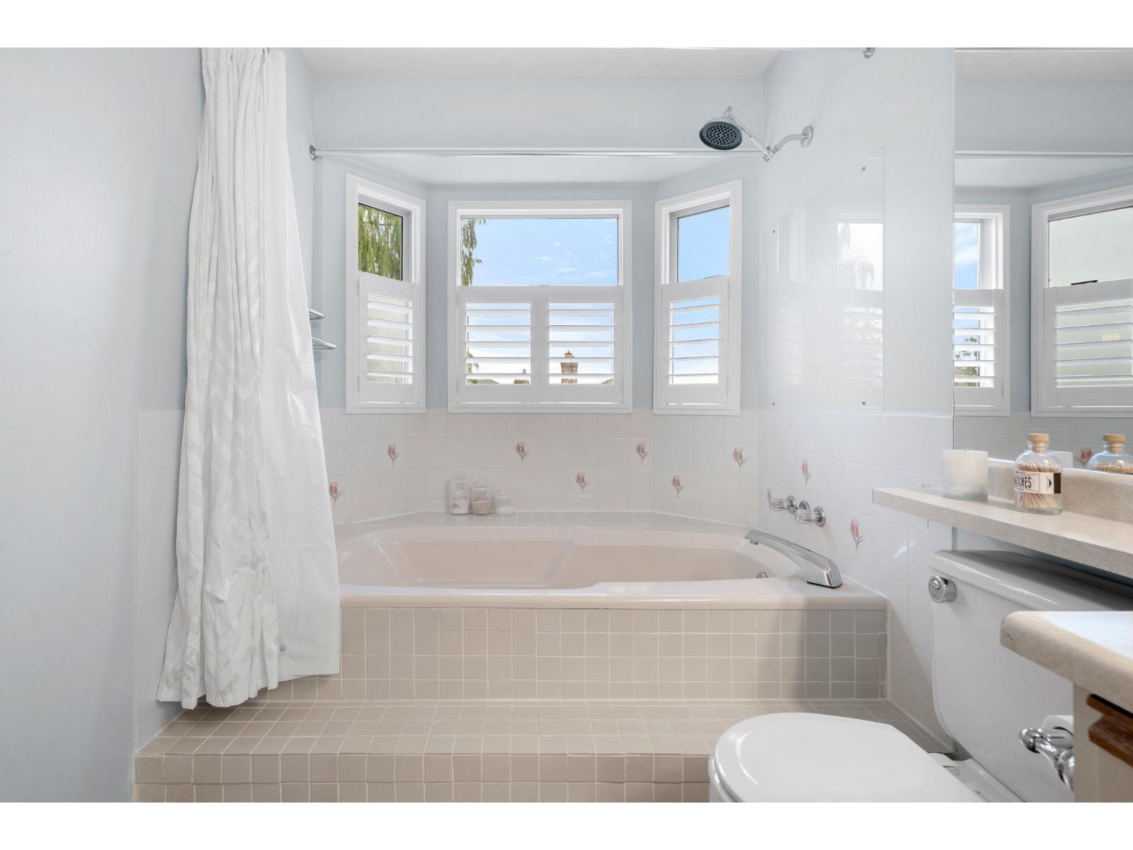 15560 VISTA DRIVE, White Rock