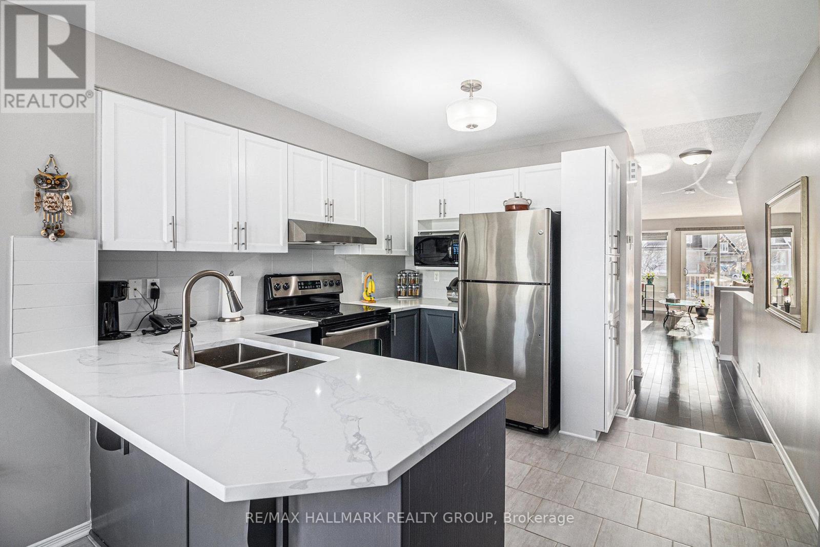 Newly renovated kitchen with quartz counters!