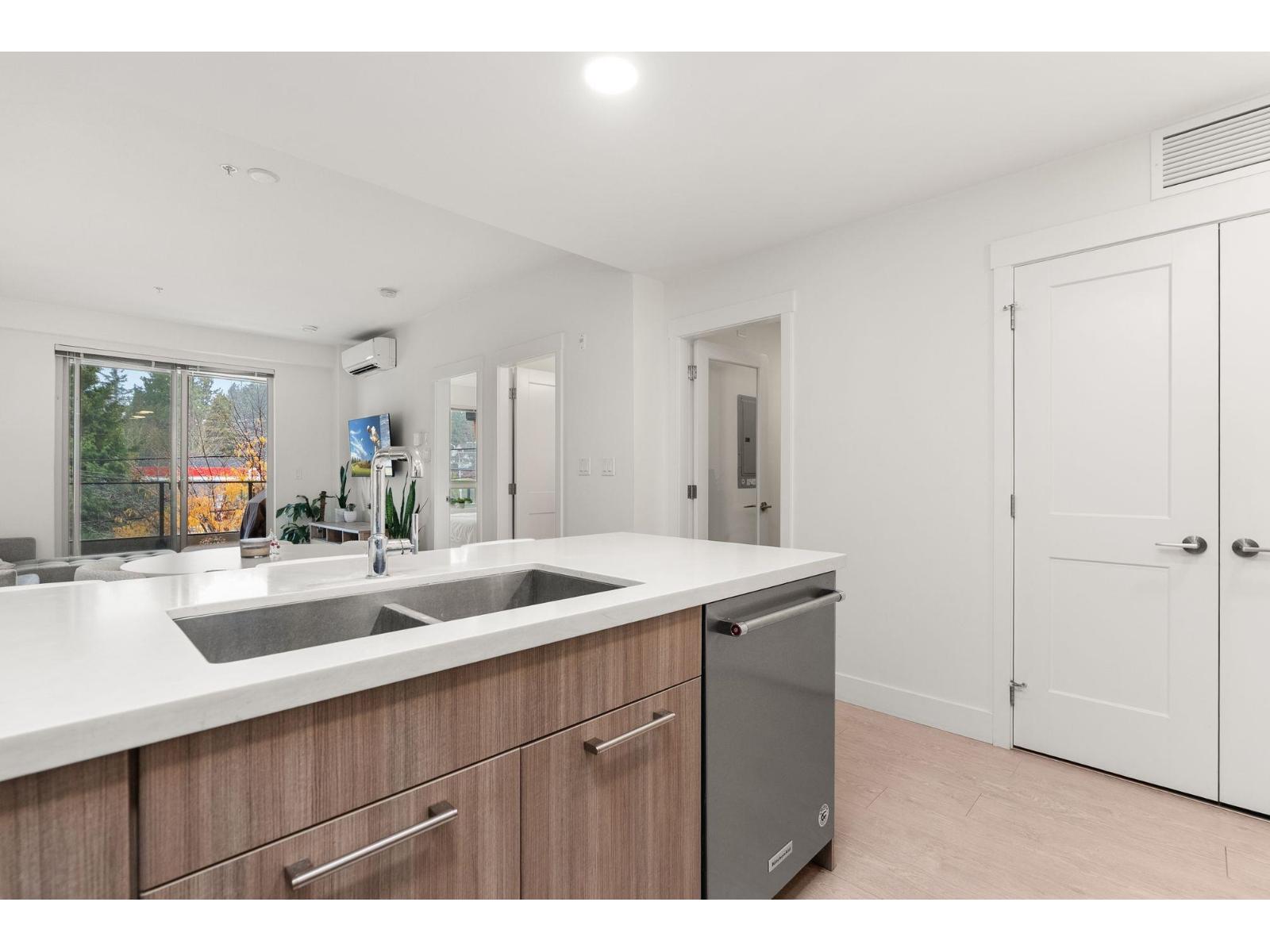 214 14022 NORTH BLUFF ROAD, White Rock