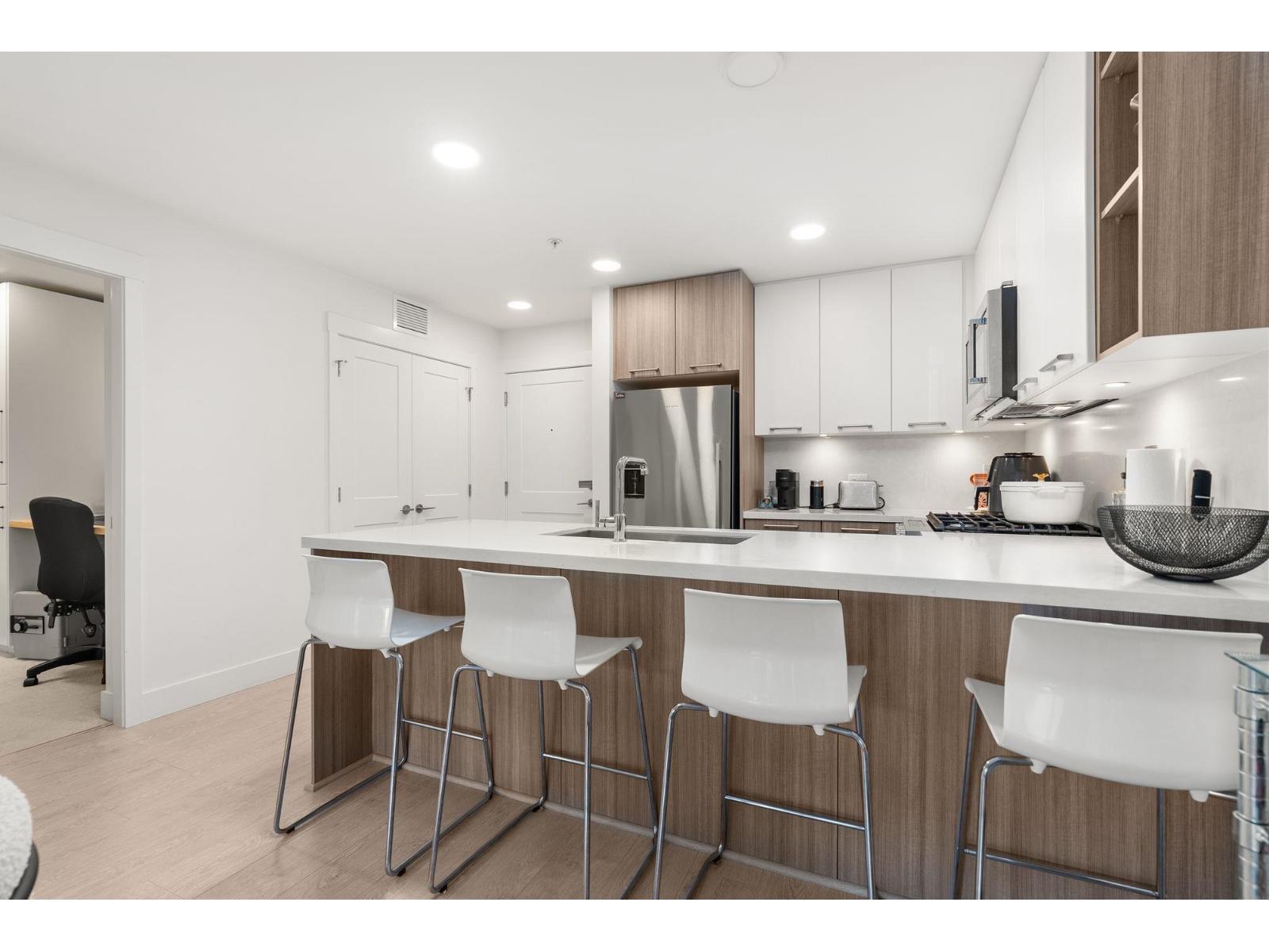 214 14022 NORTH BLUFF ROAD, White Rock