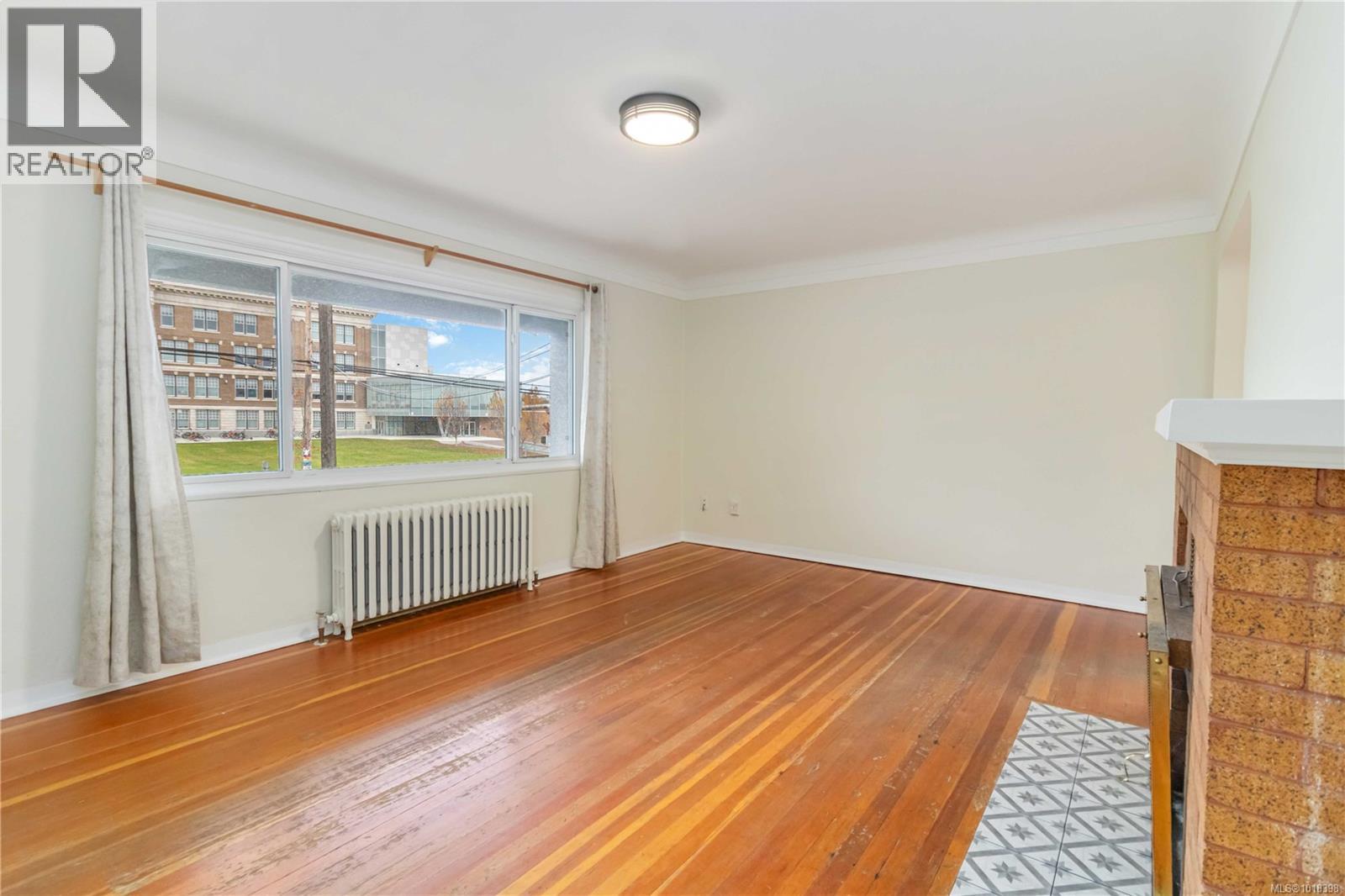 1835 Fernwood Rd, Victoria