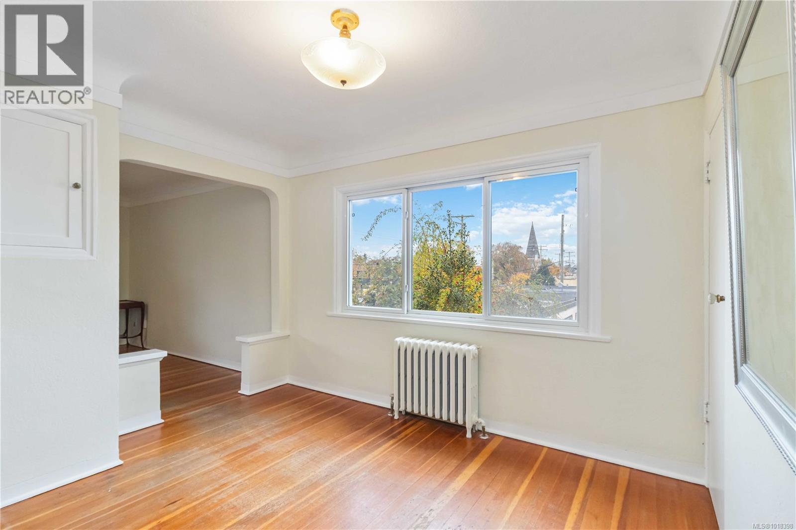 1835 Fernwood Rd, Victoria