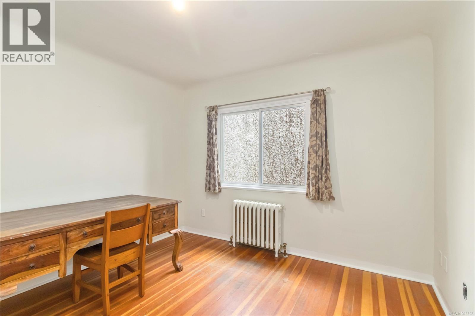 1835 Fernwood Rd, Victoria