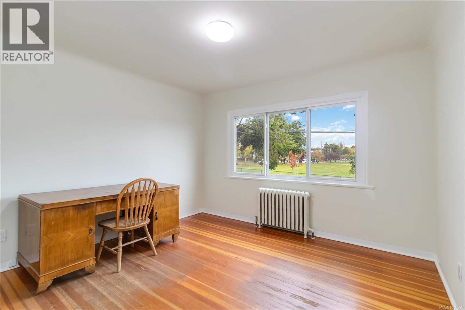 1835 Fernwood Rd, Victoria