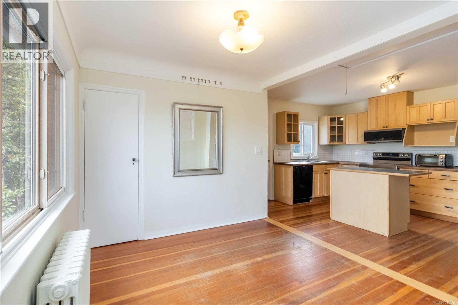 1835 Fernwood Rd, Victoria