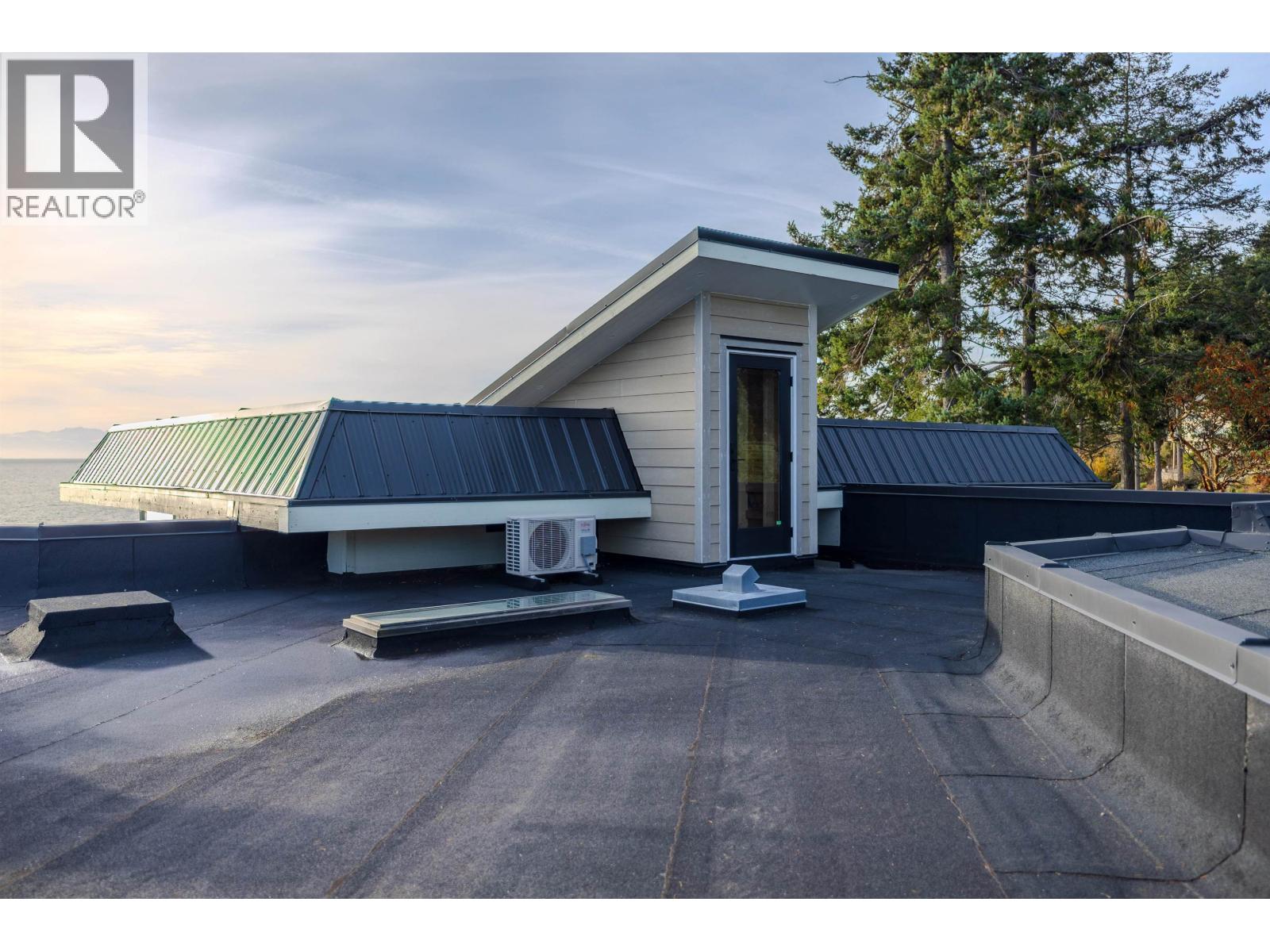 5482 HILL ROAD, Sechelt