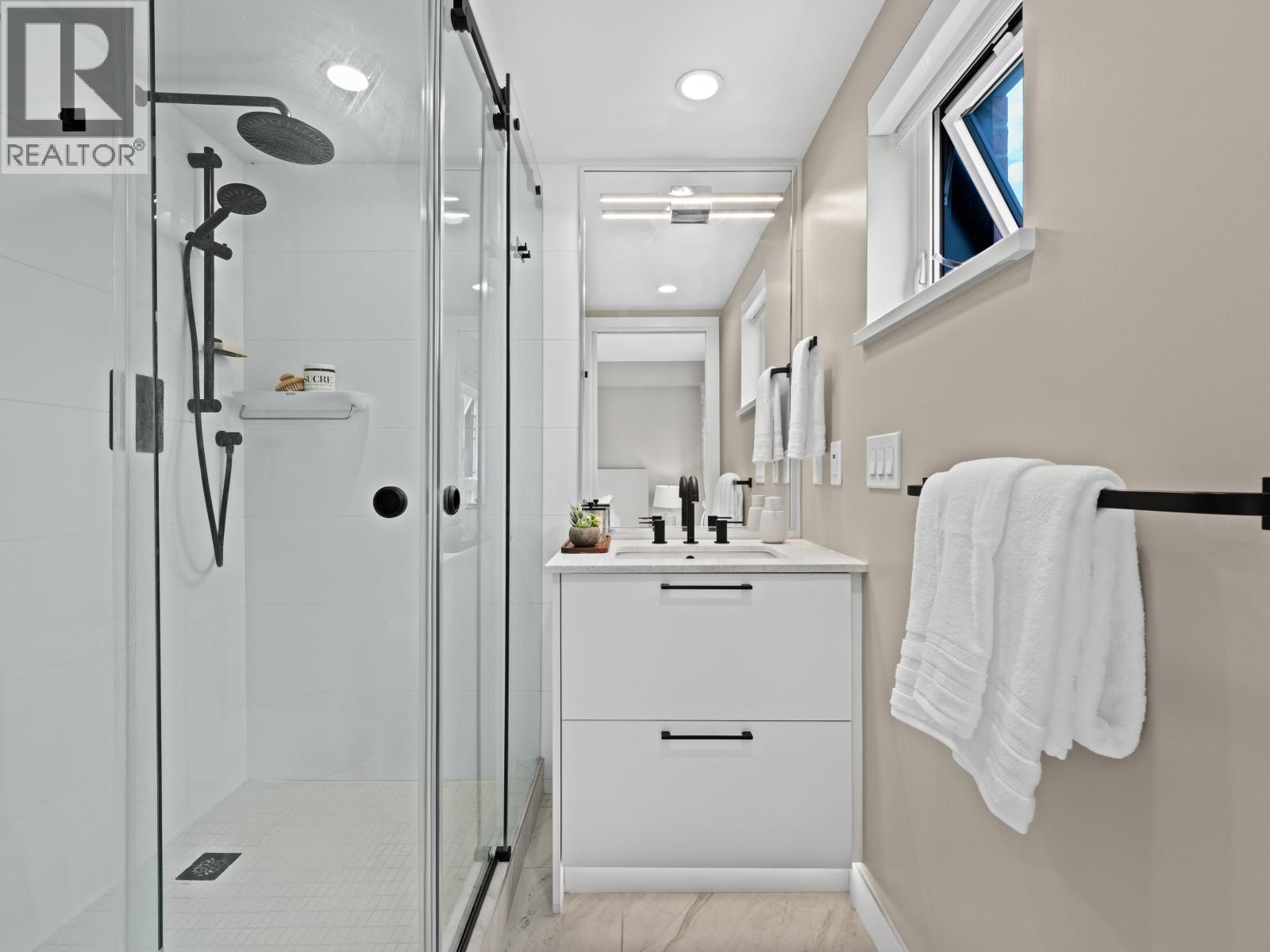 161 565 E 2ND STREET, North Vancouver