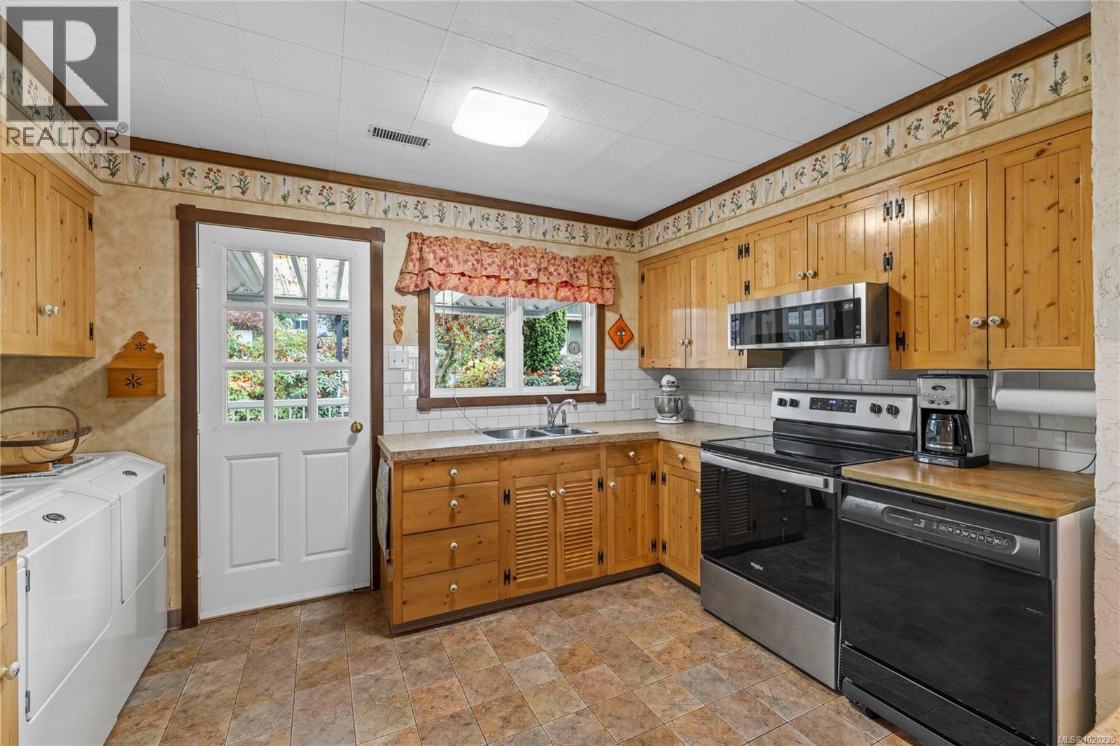 454 Crescent Rd W, Qualicum Beach