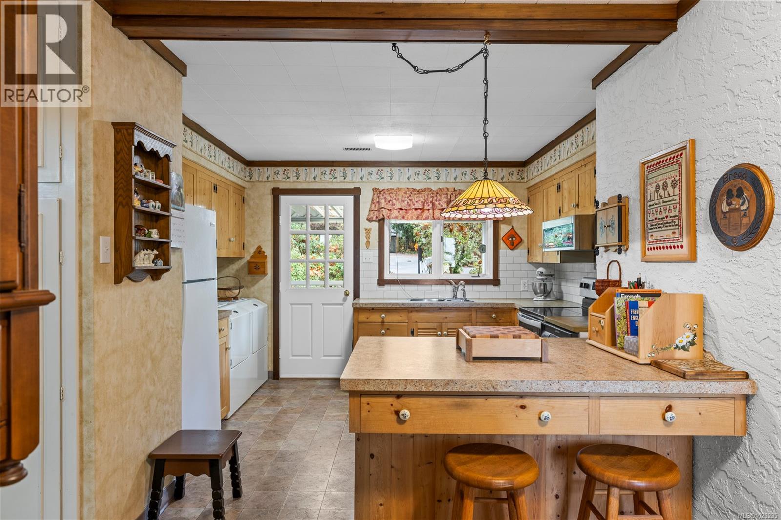 454 Crescent Rd W, Qualicum Beach