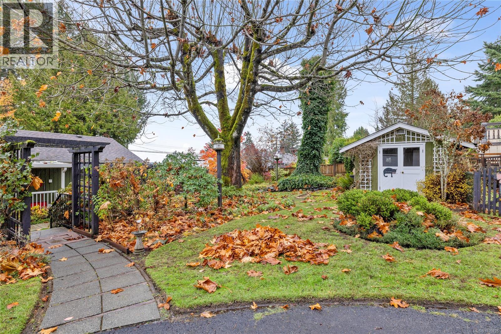 454 Crescent Rd W, Qualicum Beach