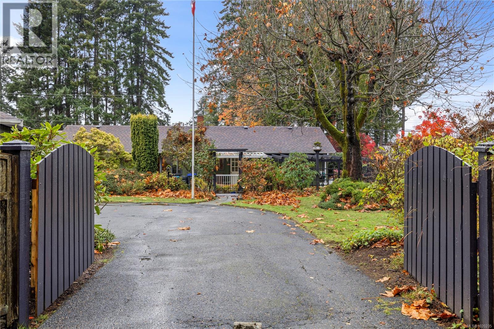 454 Crescent Rd W, Qualicum Beach