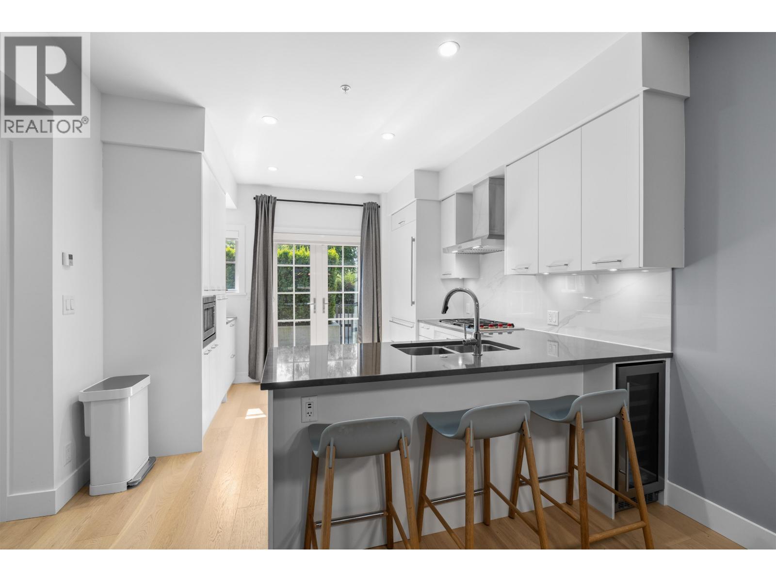 6 1133 RIDGEWOOD DRIVE, North Vancouver