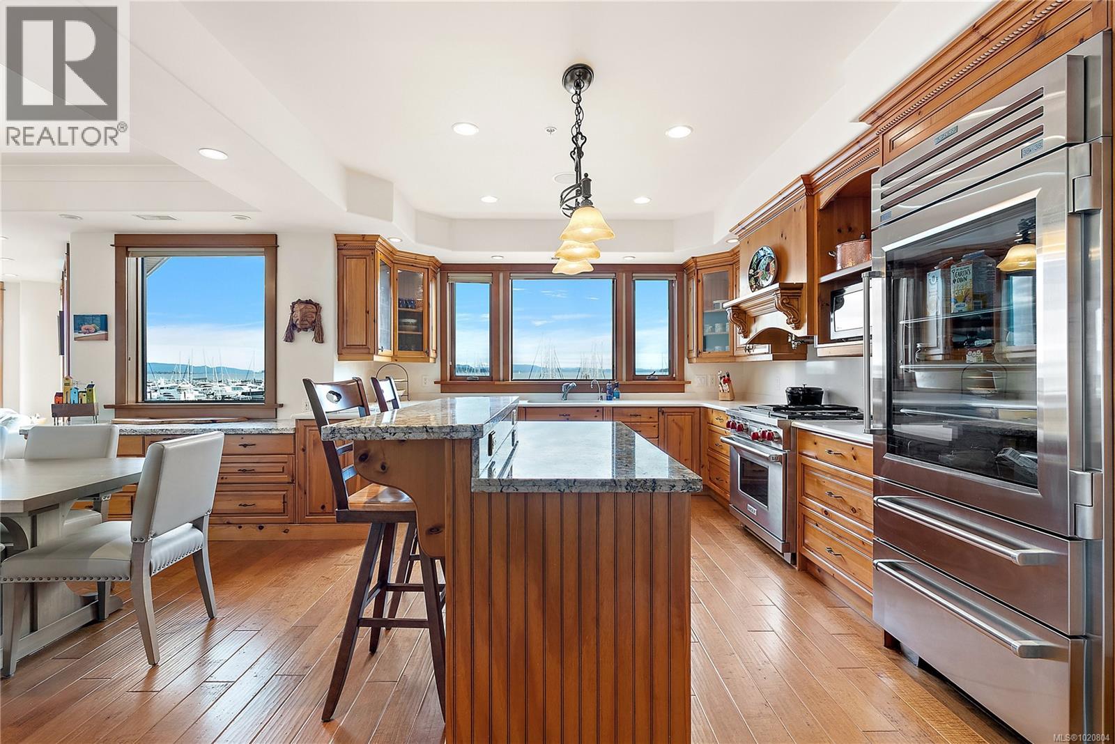 101 9949 Third Street, Sidney