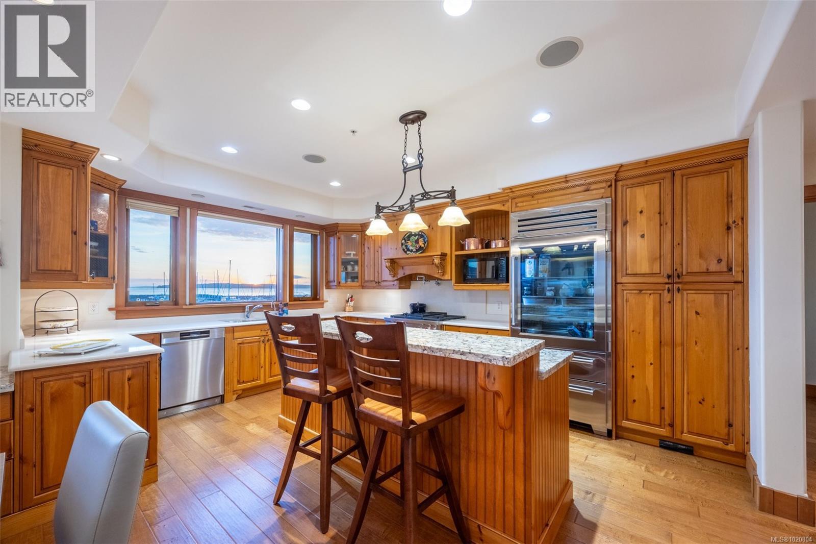 101 9949 Third Street, Sidney