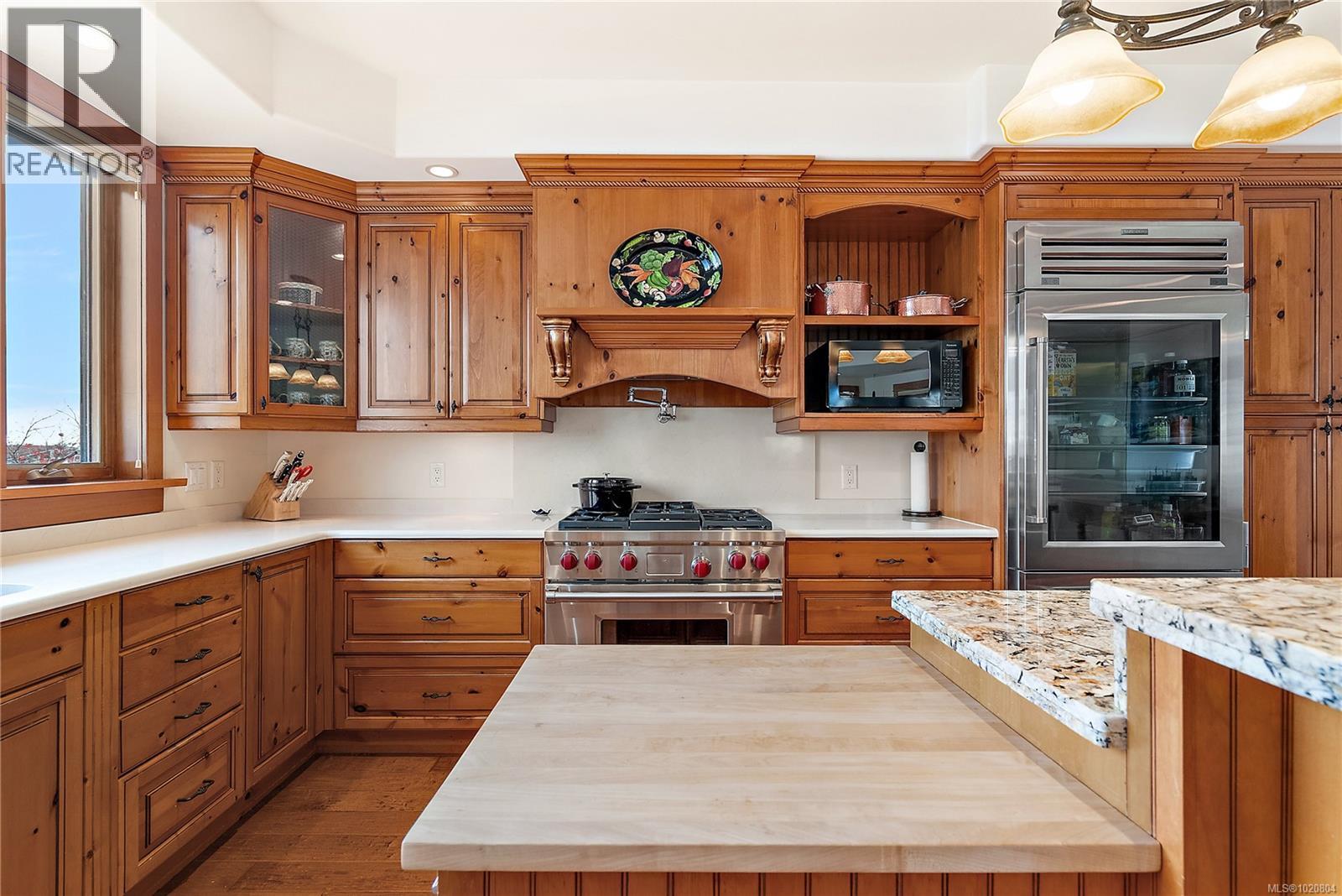 101 9949 Third Street, Sidney