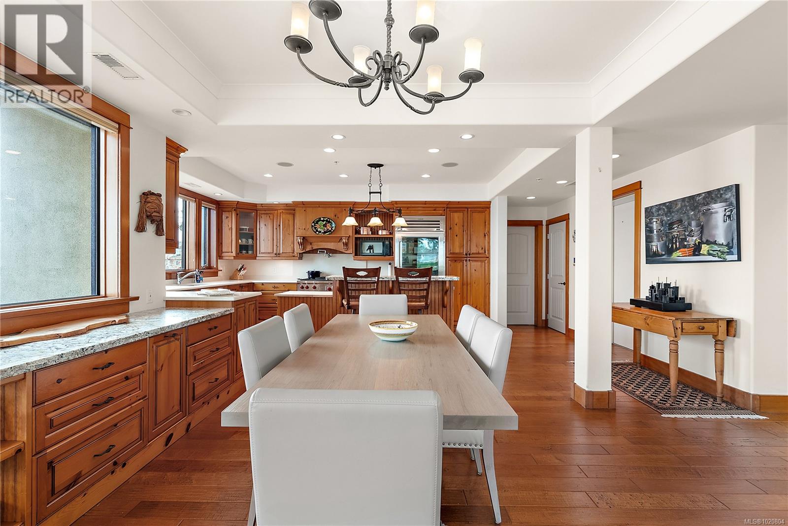 101 9949 Third Street, Sidney