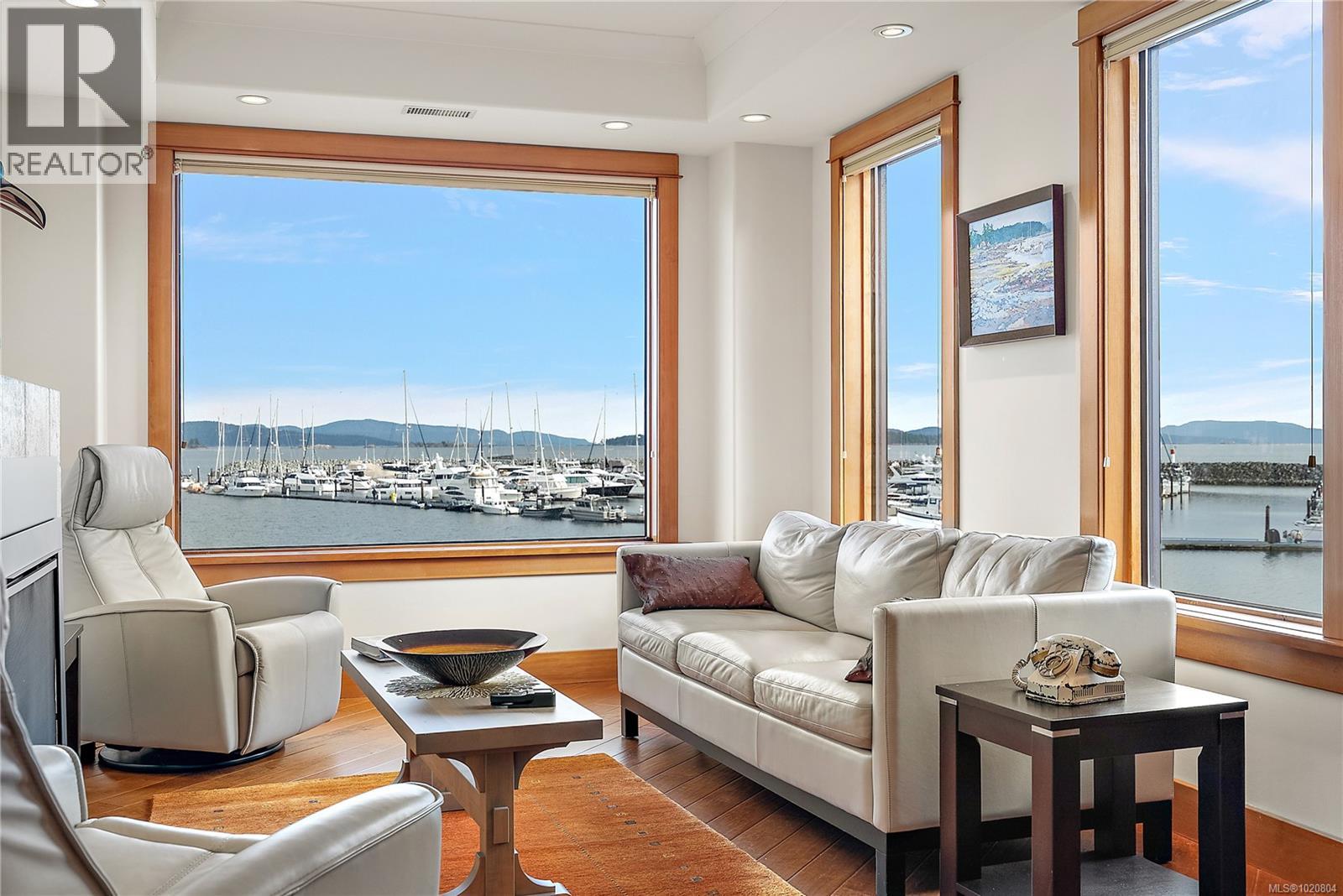 101 9949 Third Street, Sidney