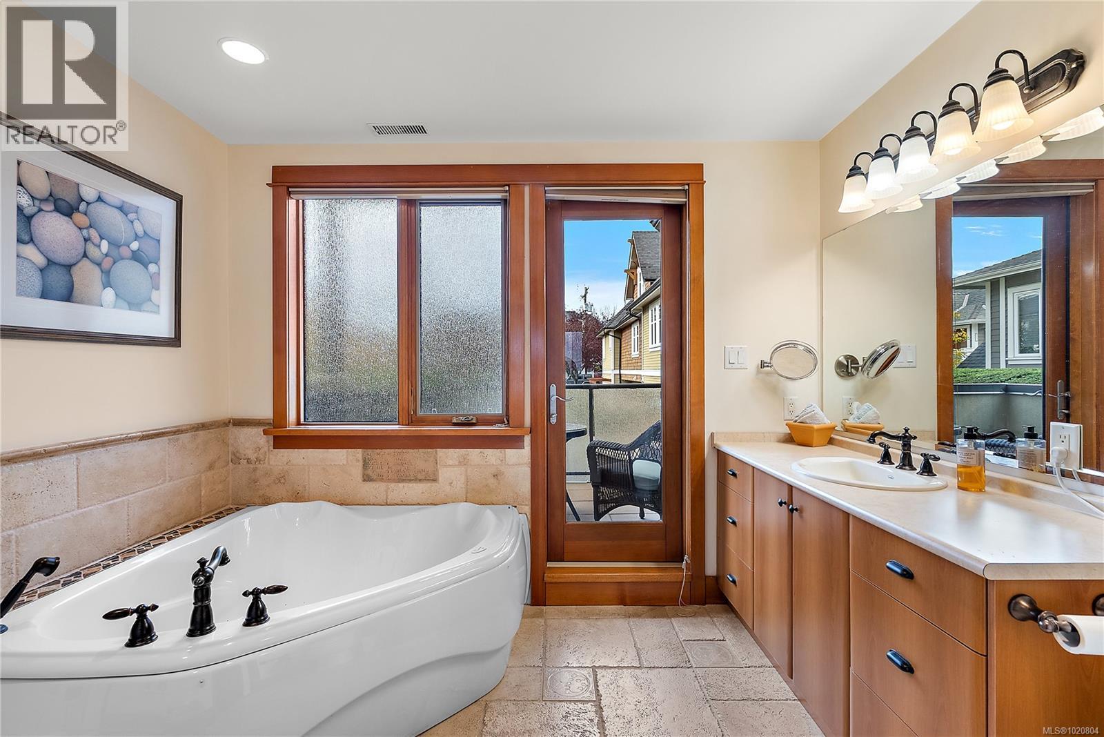 101 9949 Third Street, Sidney