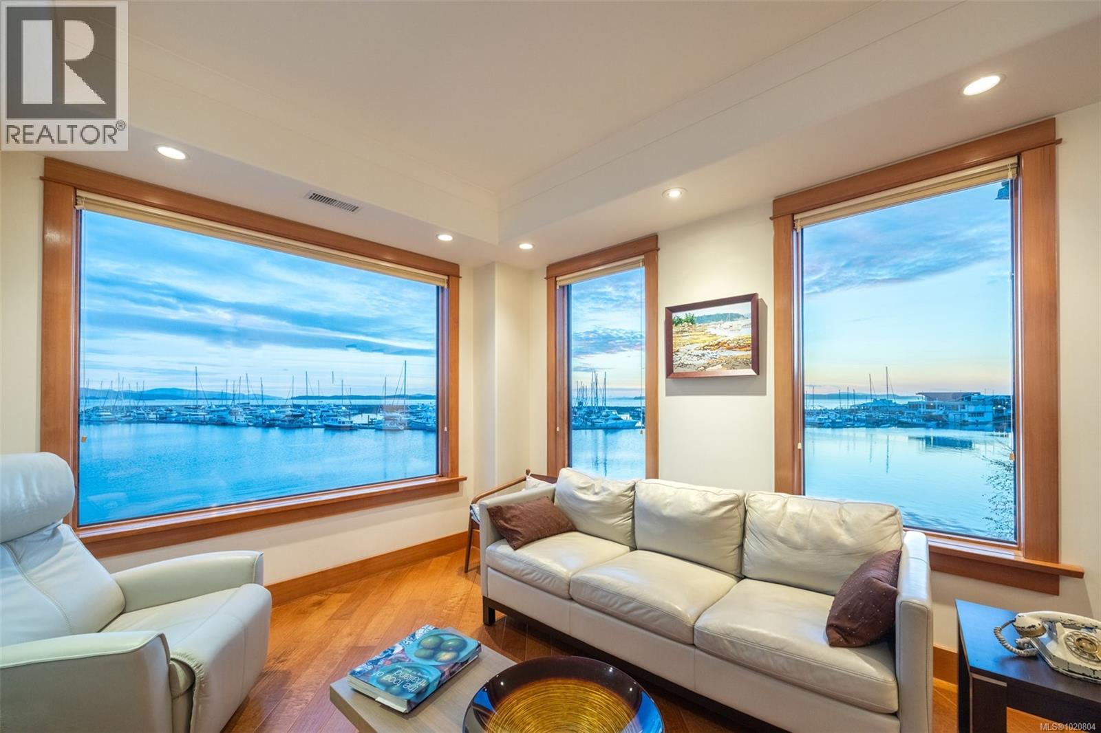 101 9949 Third Street, Sidney