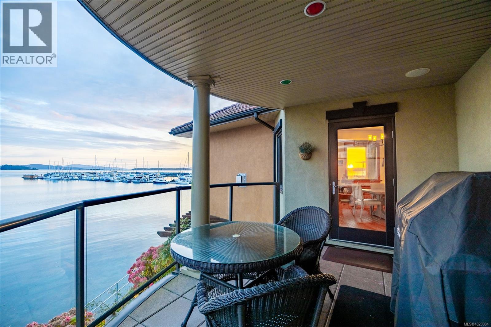 101 9949 Third Street, Sidney