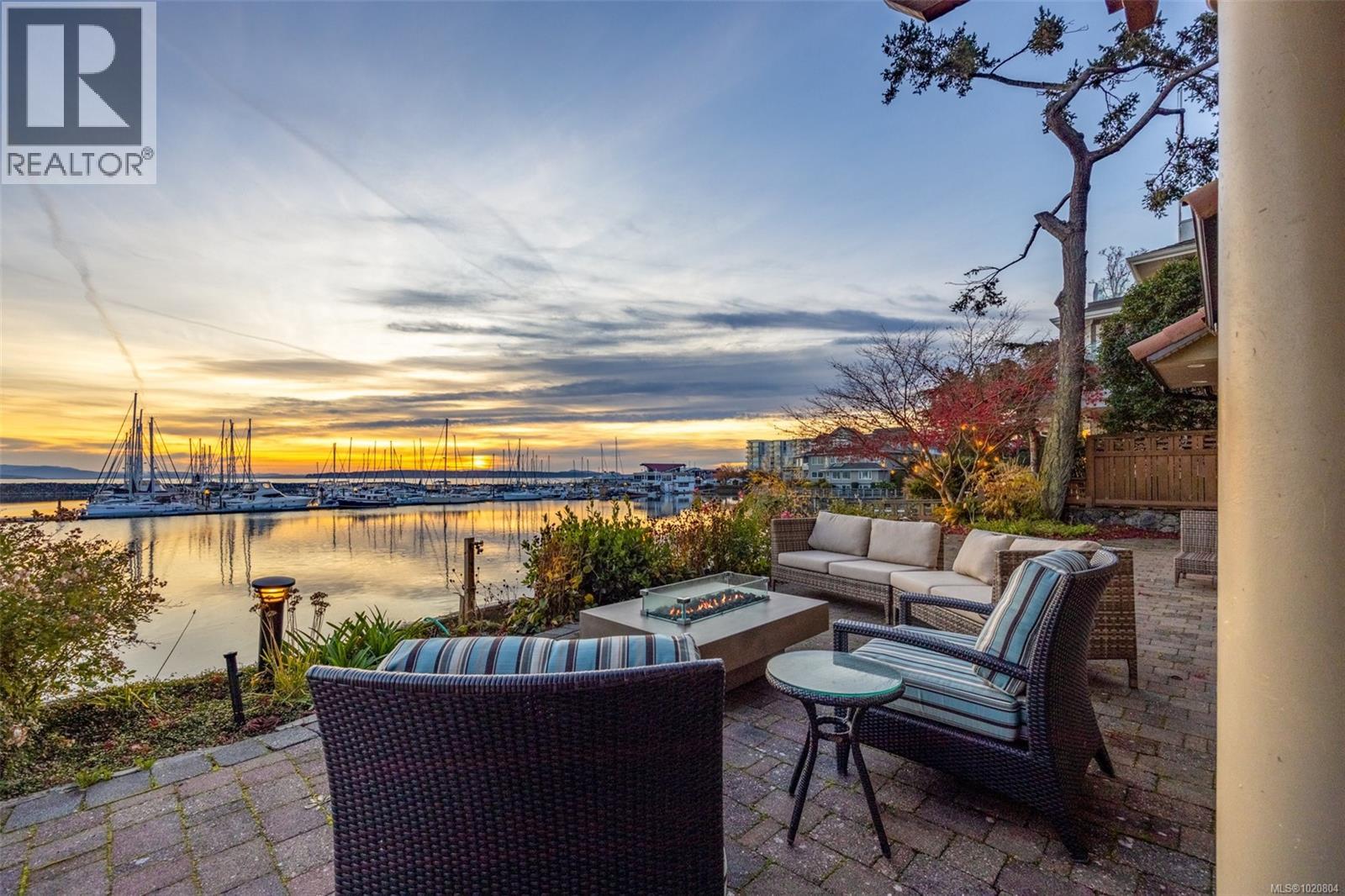 101 9949 Third Street, Sidney