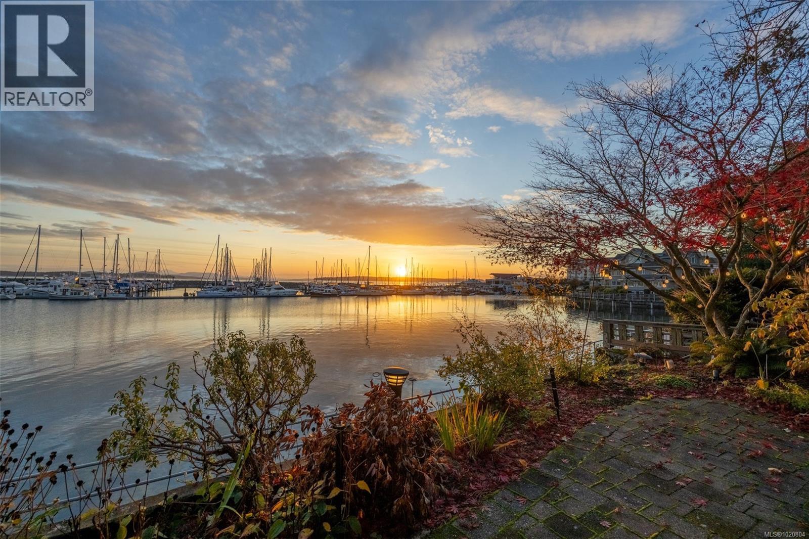 101 9949 Third Street, Sidney